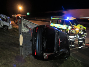 Vážná nehoda cizinců na dálnici D5, havarovali s dodávkou převážející na vleku auto