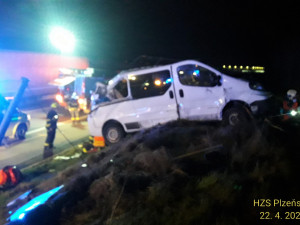 Vážná nehoda cizinců na dálnici D5, havarovali s dodávkou převážející na vleku auto