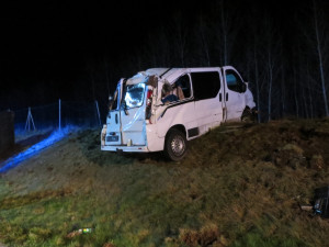 Vážná nehoda cizinců na dálnici D5, havarovali s dodávkou převážející na vleku auto