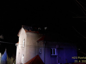 Z hořícího rodinného domu uprchlo před plameny pět lidí a pes