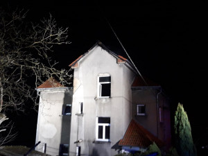 Z hořícího rodinného domu uprchlo před plameny pět lidí a pes