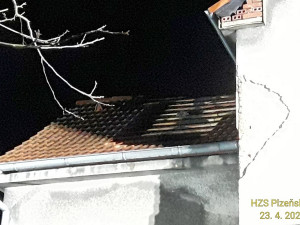 Z hořícího rodinného domu uprchlo před plameny pět lidí a pes