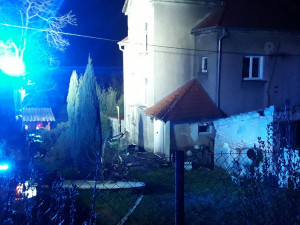 Z hořícího rodinného domu uprchlo před plameny pět lidí a pes