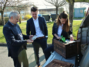 Expedice Z101 startuje dobrodružnou cestu po stopách Hanzelky a Zikmunda. Novodobým cestovatelům dnes popřál šťastnou cestu v kampusu ZČU její rektor Miroslav Holeček.