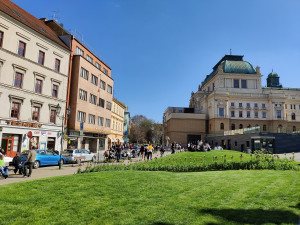 Slunečné počasí láká lidi ven, místo v přírodě se shromažďují před výdejními okénky