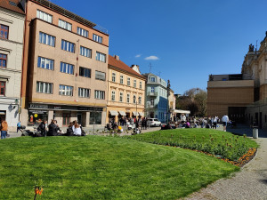 Slunečné počasí láká lidi ven, místo v přírodě se shromažďují před výdejními okénky