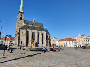 Slunečné počasí láká lidi ven, místo v přírodě se shromažďují před výdejními okénky