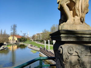 Slunečné počasí láká lidi ven, místo v přírodě se shromažďují před výdejními okénky