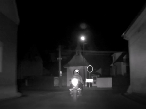 Zdrogovaný motorkář chtěl uniknout policistům i jízdou v protisměru, vyválel se před kapličkou