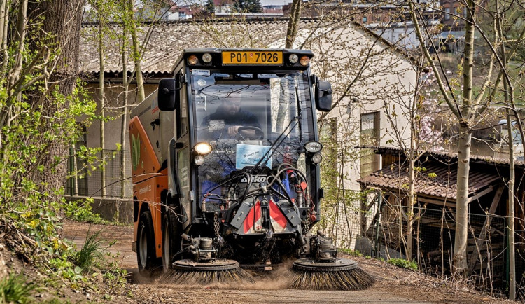 Čistící stroje už vyjely do terénu