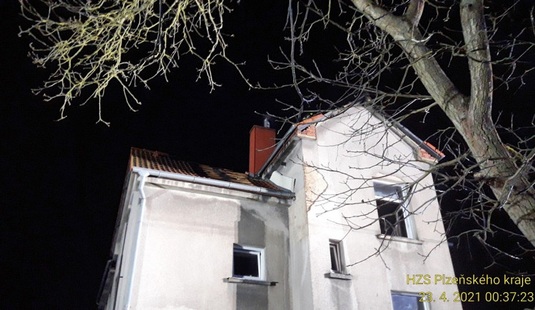 Z hořícího rodinného domu uprchlo před plameny pět lidí a pes