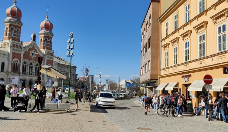 Slunečné počasí láká lidi ven, místo v přírodě se shromažďují před výdejními okénky