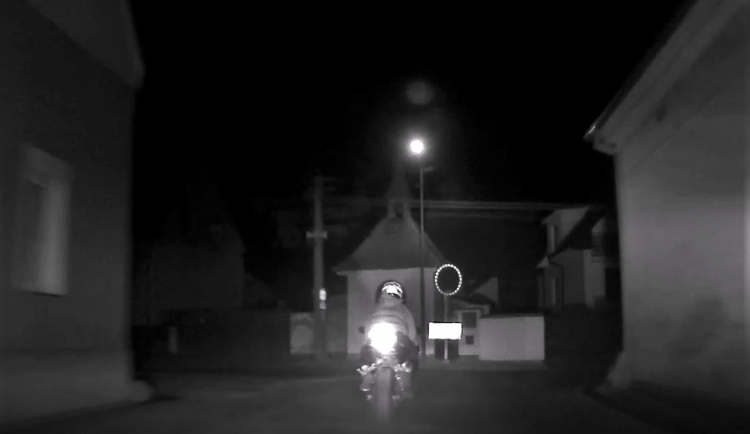 Poslední metry motorkáře před jeho pádem