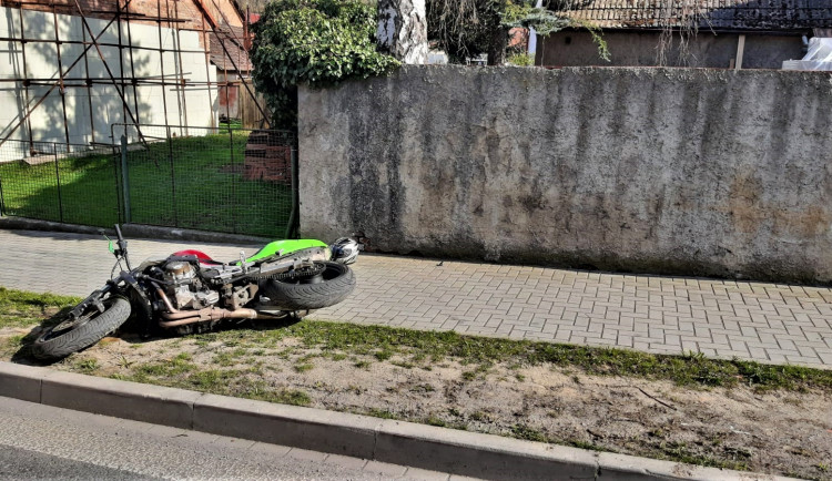 Motorkář při honičce s policií narazil do hradby