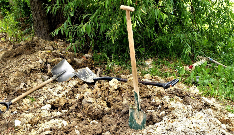 shovels-1690786_1920