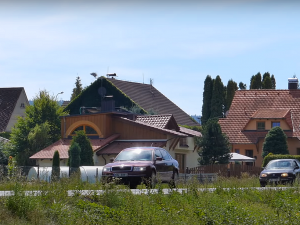 Přes obec Babylon jezdí k hraničnímu přechodu obrovské množství těžké dopravy, silnice vede úsekem častých nehod