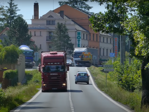 Přes obec Babylon jezdí k hraničnímu přechodu obrovské množství těžké dopravy, silnice vede úsekem častých nehod