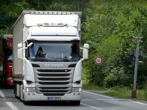 Přes obec Babylon jezdí k hraničnímu přechodu obrovské množství těžké dopravy, silnice vede úsekem častých nehod