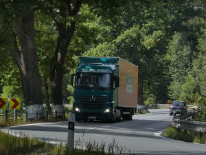 Přes obec Babylon jezdí k hraničnímu přechodu obrovské množství těžké dopravy, silnice vede úsekem častých nehod