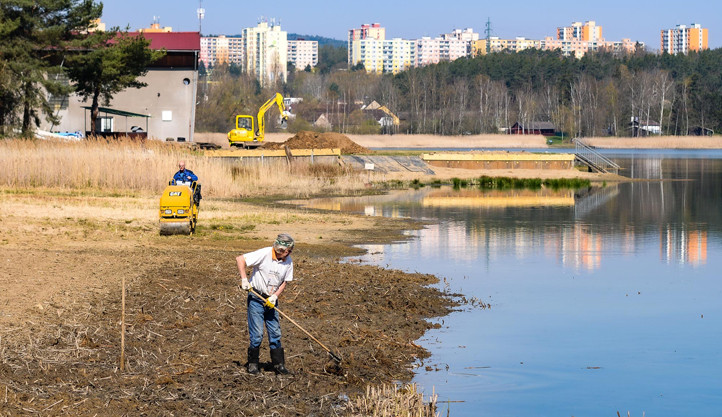 Bolevák prochází před sezónou nutnou údržbou, ze břehů i dna mizí rákos a orobinec