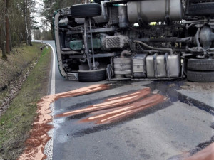 Převrácený kamion s vysypaným nákladem písku blokuje dopravu na Plzeňsku