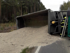 Převrácený kamion s vysypaným nákladem písku blokuje dopravu na Plzeňsku