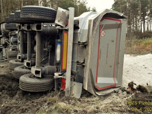 Převrácený kamion s vysypaným nákladem písku blokuje dopravu na Plzeňsku