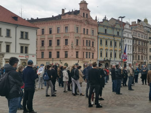 Proti politice prezidenta Miloše Zemana protestovalo v Plzni asi 200 občanů