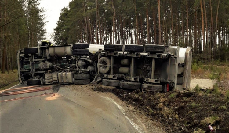 Převrácený kamion s vysypaným nákladem písku blokuje dopravu na Plzeňsku