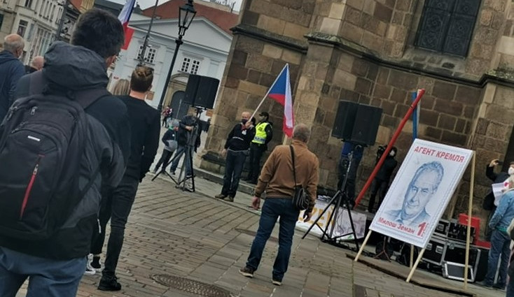 Proti politice prezidenta Miloše Zemana protestovalo v Plzni asi 200 občanů