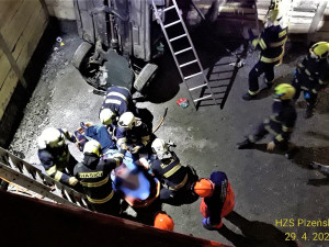 Řidič spadl s autem do výkopu, ostré železo mu probodlo hrudník