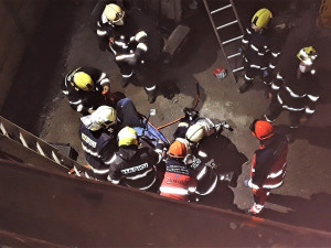 Řidič spadl s autem do výkopu, ostré železo mu probodlo auto i hrudník
