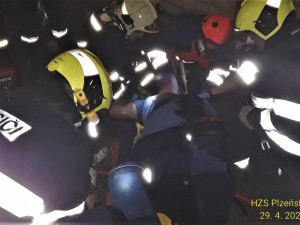 Řidič spadl s autem do výkopu, ostré železo mu probodlo auto i hrudník