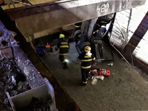 Řidič spadl s autem do výkopu, ostré železo mu probodlo auto i hrudník