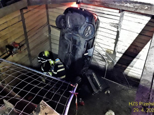 Řidič spadl s autem do výkopu, ostré železo mu probodlo auto i hrudník