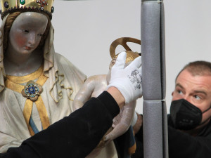 Gotická Plzeňská madona opouští po 76 letech katedrálu sv. Bartoloměje