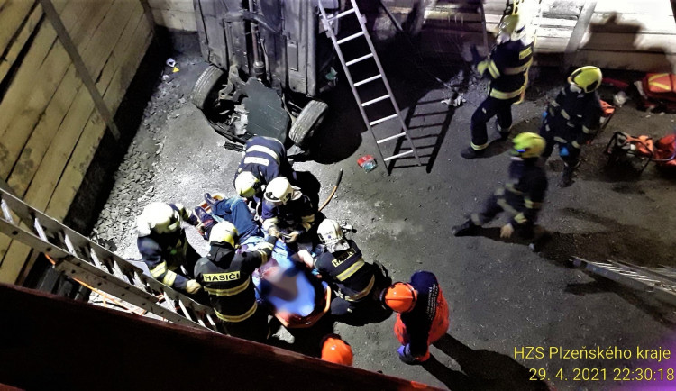 Řidič spadl s autem do výkopu, ostré železo mu probodlo auto i hrudník