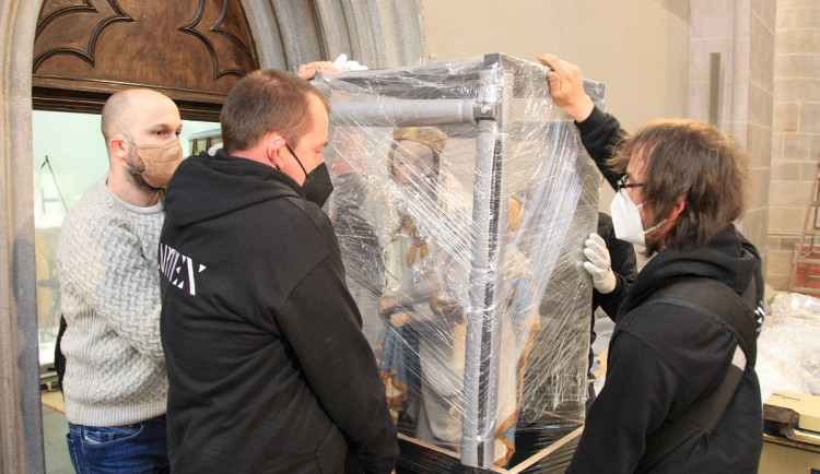 Gotická Plzeňská madona opouští po 76 letech katedrálu sv. Bartoloměje