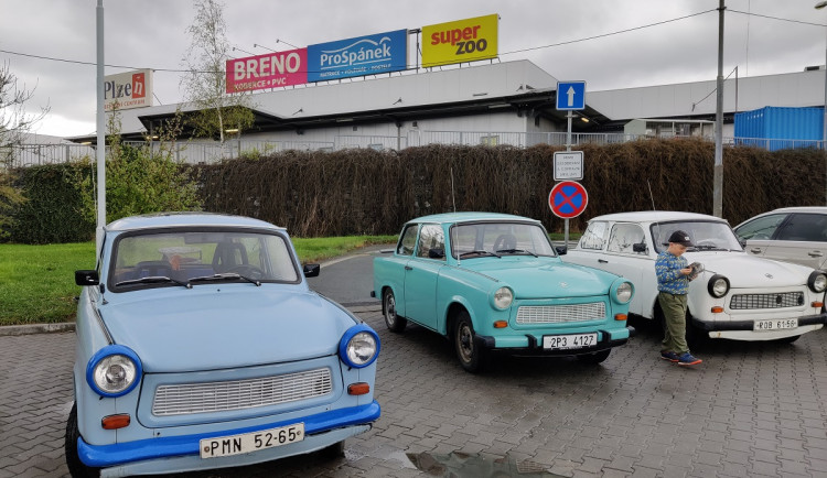 Příznivci dvoutaktních motorů se vydali na svou první neoficiální vyjížďku