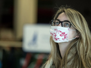 Venku budou muset mít lidé od 10. května zakrytá ústa a nos jen při blízkém setkání více osob