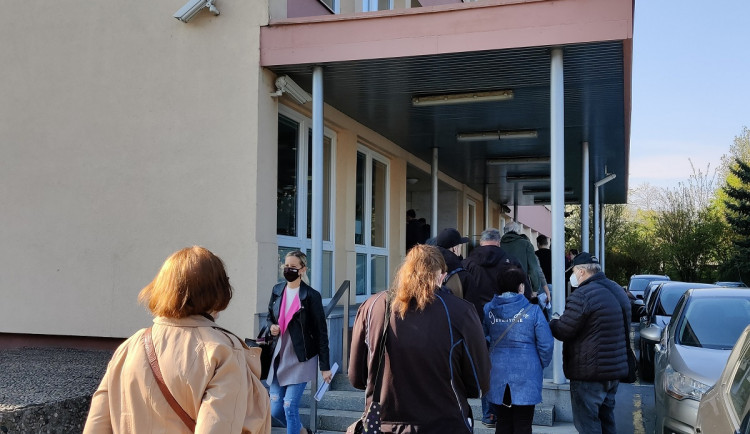 Finanční úřady obklíčily fronty, opozdilci přišli podat daňová přiznání