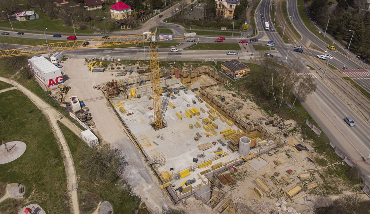 Budovaná retenční nádrž na Lochotíně zadrží až 6000 kubíků vody z přívalových dešťů