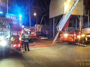 Hasiči zasahovali u požáru v Plzeňské teplárenské, dodávky tepla nejsou v ohrožení