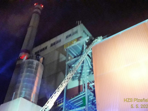 Hasiči zasahovali u požáru v Plzeňské teplárenské, dodávky tepla nejsou v ohrožení