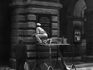 Osazování pamětní desky v Domažlicích v srpnu 1968