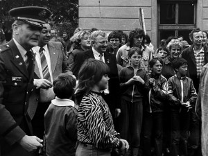 Slavnou a oblíbenou osobností výjezdů americké delegace v druhé polovině 80. let byl vojenský atašé plukovník Edwin J. Motyka