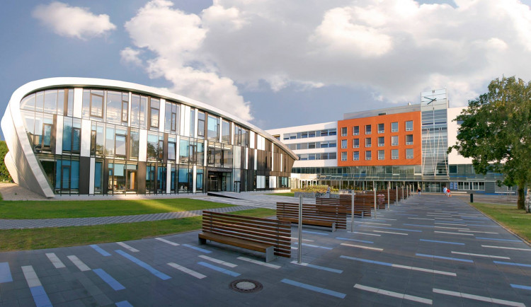 Fakultní nemocnice Hradec Králové dál obnovuje běžný provoz, otevírá se III. interní klinika