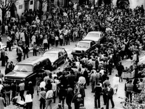 Tajně pořízená fotografie Milanem Pokorným z věže dnešní radnice v Sušici v roce 1986. Zachycuje nepovolené shromáždění občanů po příjezdu delegace z amerického velvyslanectví