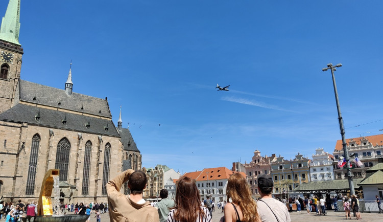 Slavnosti svobody jsou u konce, davy lidí marně vyhlížely přelet Gripenů