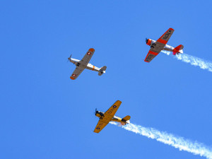 Formace historických letounů Pilatus (uprostřed) a Harvard, foto: Martin Pecuch
